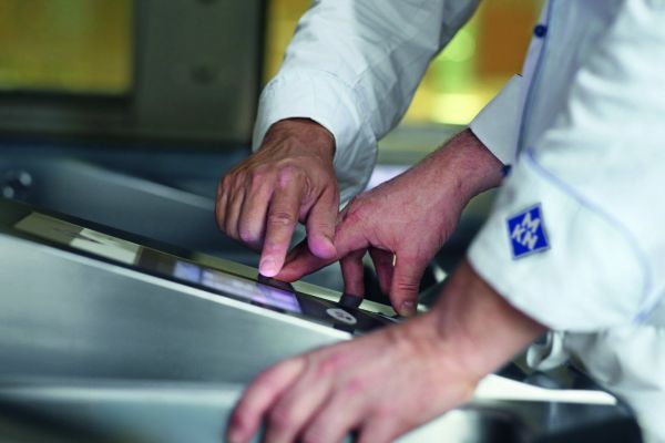 Auch die Reinigung im Flexichef ist einfach und ermöglicht einen schnellen Übergang zum nächsten Garprozess. Das optionale automatische Reinigungsprogramm Spaceclean reinigt den Tiegel innerhalb von zwei Minuten (zzgl. Rüstzeit) und ohne Chemie. Foto: MKN